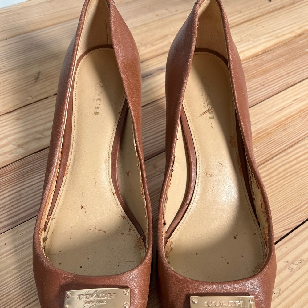 Coach New York Leather Cap Toe Pumps Tan Black Gold Logo Heels Size 8B - Picture 4 of 9